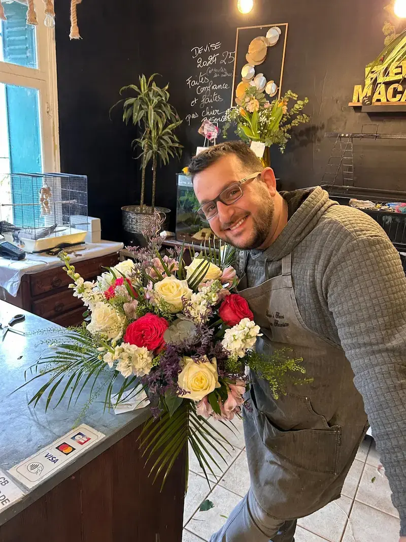 Wilfried, le fleuriste spécialiste en bonne humeur de Macaw's Fleurs, à Nanteuil-Lès-Meaux