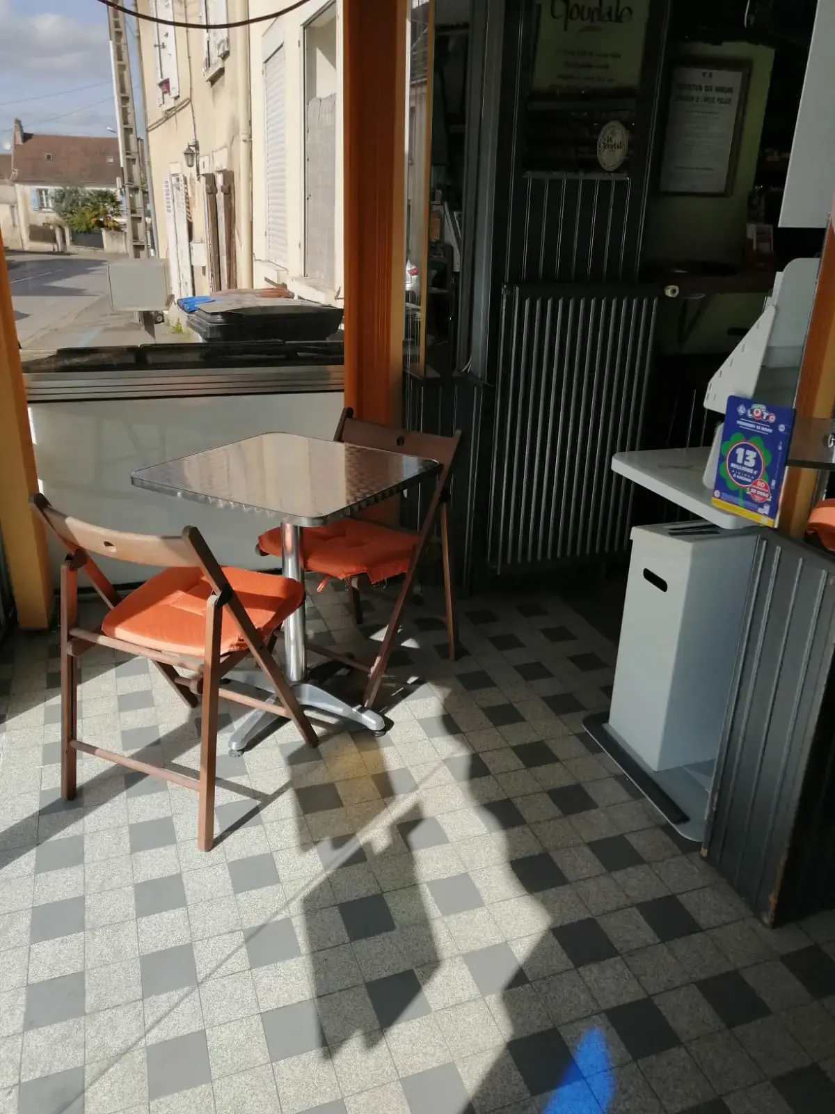 Les tables pour s'installer et passer un moment convivial au Marty à Nanteuil-Lès-Meaux