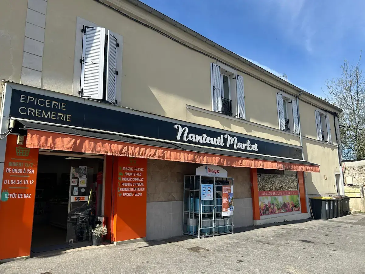 L'épicerie Nanteuil Market se trouve place de l'église à Nanteuil-Lès-Meaux